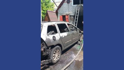 На Черкащині автівка згоріла в гаражі