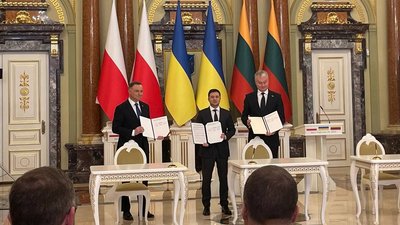Зеленський, Дуда та Наусєда підписали декларацію у зв'язку з визнанням Росією "ЛДНР" Зеленський, Дуда та Наусєда підписали декларацію у зв'язку з визнанням Росією "ЛДНР"