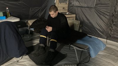 Рятувальник чергує у пункті незламності у Харкові, 10 січня 2024 року Рятувальник чергує у пункті незламності у Харкові, 10 січня 2024 року