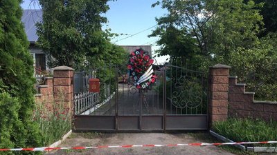 Рівненщина: на ворота голови ОТГ вчепили муляж гранати і похоронний вінок