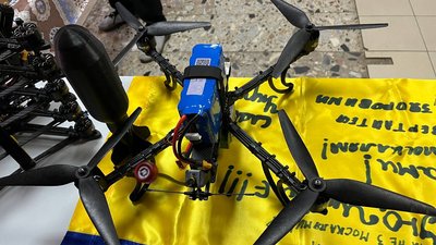 10 дронів на фронт передадуть волонтери ГО "Рух підтримки закарпатських військових" 10 дронів на фронт передадуть волонтери ГО "Рух підтримки закарпатських військових"