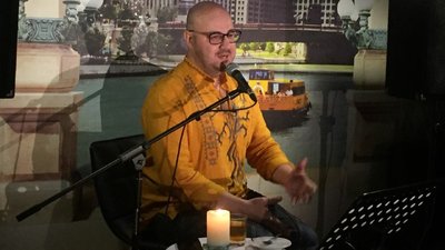 Збирали кошти на підтримку ЗСУ: черкаський поет провів творчий вечір Збирали кошти на підтримку ЗСУ: черкаський поет провів творчий вечір