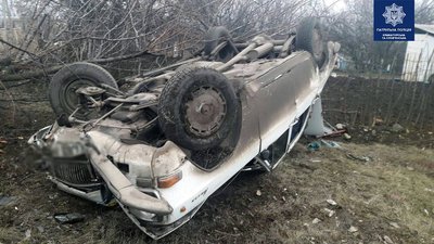 У Краматорську нетверезий водій зніс дерево та перекинувся: обійшлося без травм У Краматорську нетверезий водій зніс дерево та перекинувся: обійшлося без травм