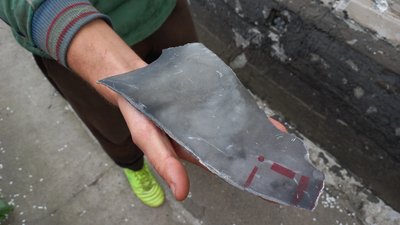 Вибиті вікна, понівечені будинки. Який вигляд має місце падіння уламків ракети РФ у Дніпрі – фоторепортаж