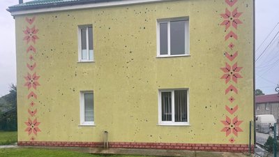Пошкоджене градом облицювання стін Пошкоджене градом облицювання стін