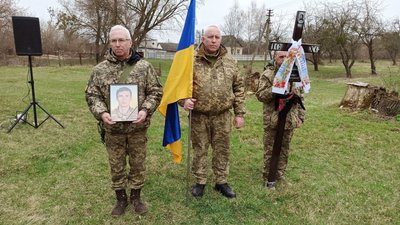 На Чернігівщині попрощалися з трьома бійцями, які загинули на Донеччині На Чернігівщині попрощалися з трьома бійцями, які загинули на Донеччині