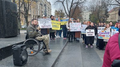 У Львові вдесяте відбувся мітинг "Спочатку дрони, потім стадіони" У Львові вдесяте відбувся мітинг "Спочатку дрони, потім стадіони"