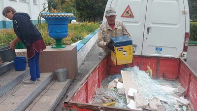 Колектив школи збирає уламки скла на території закладу, 15 вересня 2023. Фото: Суспільне Хмельницький/Вікторія Мельник Колектив школи збирає уламки скла на території закладу, 15 вересня 2023. Фото: Суспільне Хмельницький/Вікторія Мельник