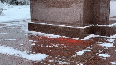 У Тернополі облили фарбою пам'ятник Степану Бандері