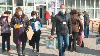 Як у Сумах відбувалося голосування виборців вдома Як у Сумах відбувалося голосування виборців вдома