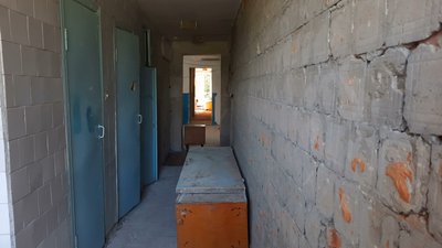 В приміщенні колишнього дитячого табору в селі Мартинківці волонтери демонтували стелю, стіни, аварійну підлогу та каналізацію. В приміщенні колишнього дитячого табору в селі Мартинківці волонтери демонтували стелю, стіни, аварійну підлогу та каналізацію.