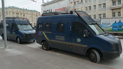 У Харкові перед сесією пікетують міськраду, з дверей мерії прибрали ручку