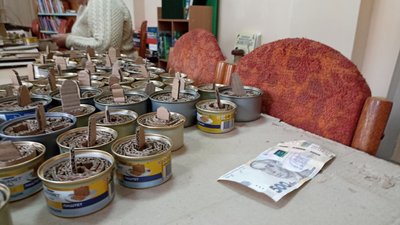 Тепло для воїнів на фронт: у бібліотеці для дітей на Житомирщині виготовляють окопні свічки