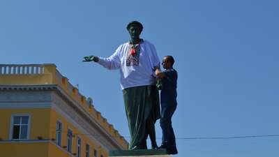 Одеський пам'ятник Дюку де Рішельє одягнули у вишиванку. Як це було Одеський пам'ятник Дюку де Рішельє одягнули у вишиванку. Як це було
