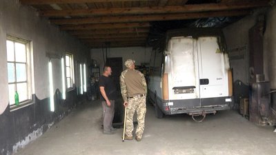 Автомайстер на Волині безплатно фарбує машини військових Автомайстер на Волині безплатно фарбує машини військових