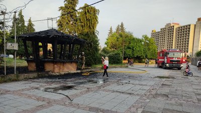В Ужгороді на площі Кирила і Мефодія горів маф В Ужгороді на площі Кирила і Мефодія горів маф