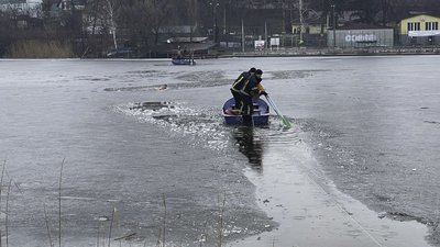 Пірнув у крижану воду, аби допомогти псові: у Вінниці рятувальники діставали з річки чоловіка