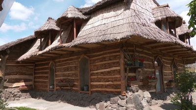 Родина із Черкащини відновила 115-річну глиняну хату Родина із Черкащини відновила 115-річну глиняну хату