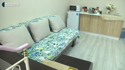 У кризовій кімнаті ГО "Тепло рідних сердець" жертви домашнього насилля можуть пожити кілька днів, аби вирішити, що робити далі. Фото: Суспільне. У кризовій кімнаті ГО "Тепло рідних сердець" жертви домашнього насилля можуть пожити кілька днів, аби вирішити, що робити далі. Фото: Суспільне.