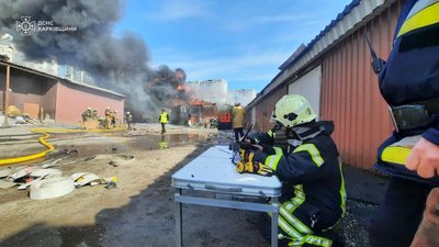 У Харкові горить склад з аерозольними балончиками з фарбою