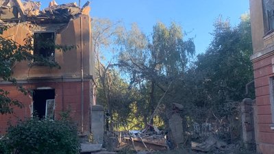 Окупанти обстріляли Слов'янськ, під завалами зруйнованого будинку можуть бути люди