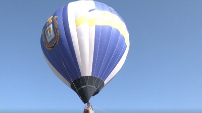 "Херсон – це Україна". У небо над Дніпром запустили повітряну кулю з гербом міста Херсона