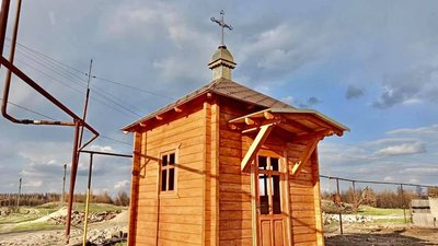 Прикарпатські волонтери встановили у селищі на Луганщині гуцульську капличку