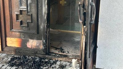 Невідомі підпалили двері храму Невідомі підпалили двері храму