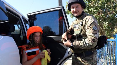 На Херсонщині евакуювали жінку з трьома дітьми та кошеням На Херсонщині евакуювали жінку з трьома дітьми та кошеням