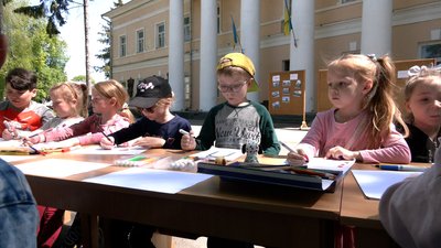 "Міста України": у Рівному біля музею організували виставку малюнків дітей-переселенців
