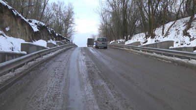 На Путивському спуску вклали нове дорожнє покриття, схили укріпили бетонними блоками, встановили відбійники та облаштували водостоки. На Путивському спуску вклали нове дорожнє покриття, схили укріпили бетонними блоками, встановили відбійники та облаштували водостоки.