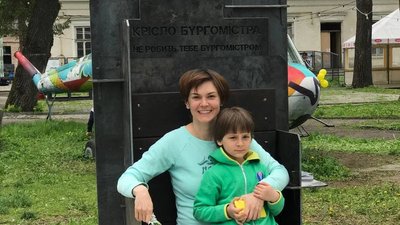 Крісло бургомістра. До Дня міста у Франківську облаштували ковану інсталяцію Крісло бургомістра. До Дня міста у Франківську облаштували ковану інсталяцію