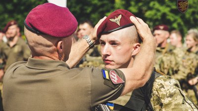 У Житомирі новобранці 95 бригади виголосили "Клятву десантника" та вдягнули марунові берети У Житомирі новобранці 95 бригади виголосили "Клятву десантника" та вдягнули марунові берети