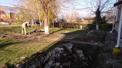 Лавки, альтанки та алеї. У селищі Петрове облаштували креативне подвір'я Лавки, альтанки та алеї. У селищі Петрове облаштували креативне подвір'я