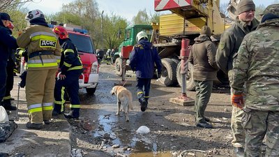 "Хлопець побачив, що немає пів під’їзду": жителі Умані розповіли про влучання ракети у багатоповерхівку "Хлопець побачив, що немає пів під’їзду": жителі Умані розповіли про влучання ракети у багатоповерхівку