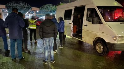 Жителів Прикарпаття та Львівщини затримали за переправляння мігрантів в ЄС