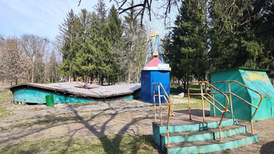 У Центрльному парку Луцька демонтують комунальні атракціони У Центрльному парку Луцька демонтують комунальні атракціони