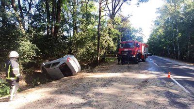 На Чернігівщині автомобіль врізався у дерево: травмувались троє людей На Чернігівщині автомобіль врізався у дерево: травмувались троє людей