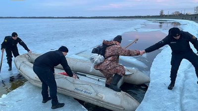 У Вишгороді 11 рибалок дрейфували на крижині. Їх врятували водолази У Вишгороді 11 рибалок дрейфували на крижині. Їх врятували водолази