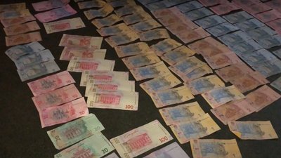 Гроші, техніка і зброя: у центрі Черкас поліцейські викрили незаконний гральний бізнес