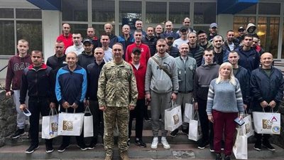 За внесок у спільну перемогу. Звільненим з полону миколаївським морпіхам вручили нагороди від командування