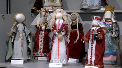 У краєзнавчому музеї Рівного відкрили виставку ляльок-мотанок, створених з образів українських княгинь