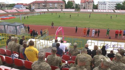 Волинські прикордонники зустрілися на полі з ветеранами ФК "Динамо-Київ". Хто переміг Волинські прикордонники зустрілися на полі з ветеранами ФК "Динамо-Київ". Хто переміг