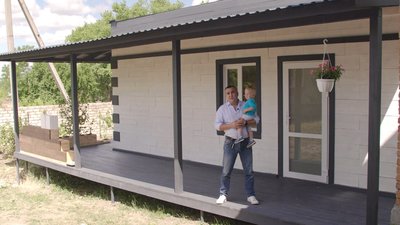 Переселенець з Сєвєродонецька будує будинки на Хмельниччині Переселенець з Сєвєродонецька будує будинки на Хмельниччині