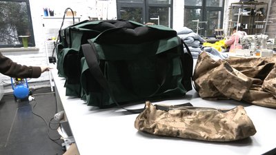 В Івано-Франківську шиють військовим на передову сумки для повербанків В Івано-Франківську шиють військовим на передову сумки для повербанків