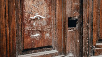 У центрі Львова відреставрували дубову браму кінця 19 століття У центрі Львова відреставрували дубову браму кінця 19 століття