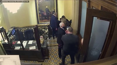 Слухання про імпічмент Трампа: демократи показали нове відео штурму Капітолію Слухання про імпічмент Трампа: демократи показали нове відео штурму Капітолію