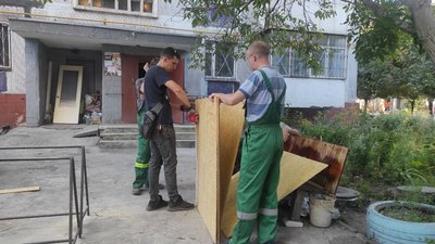 У Запоріжжі ліквідовують наслідки нічної атаки армії РФ: що розповідають очевидці У Запоріжжі ліквідовують наслідки нічної атаки армії РФ: що розповідають очевидці