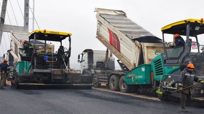 На запорізькому вантовому мосту уклали тимчасовий асфальт На запорізькому вантовому мосту уклали тимчасовий асфальт