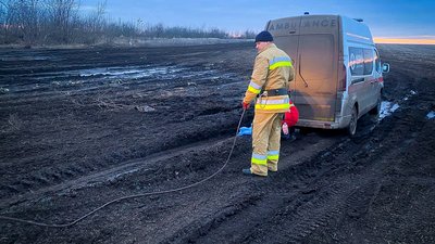 На Миколаївщині з багнюки витягли автомобіль швидкої медичної допомоги